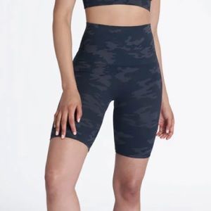 SPANX Look at Me Now Bike Short, BLACK CAMO SIZE XL NEW.  0581